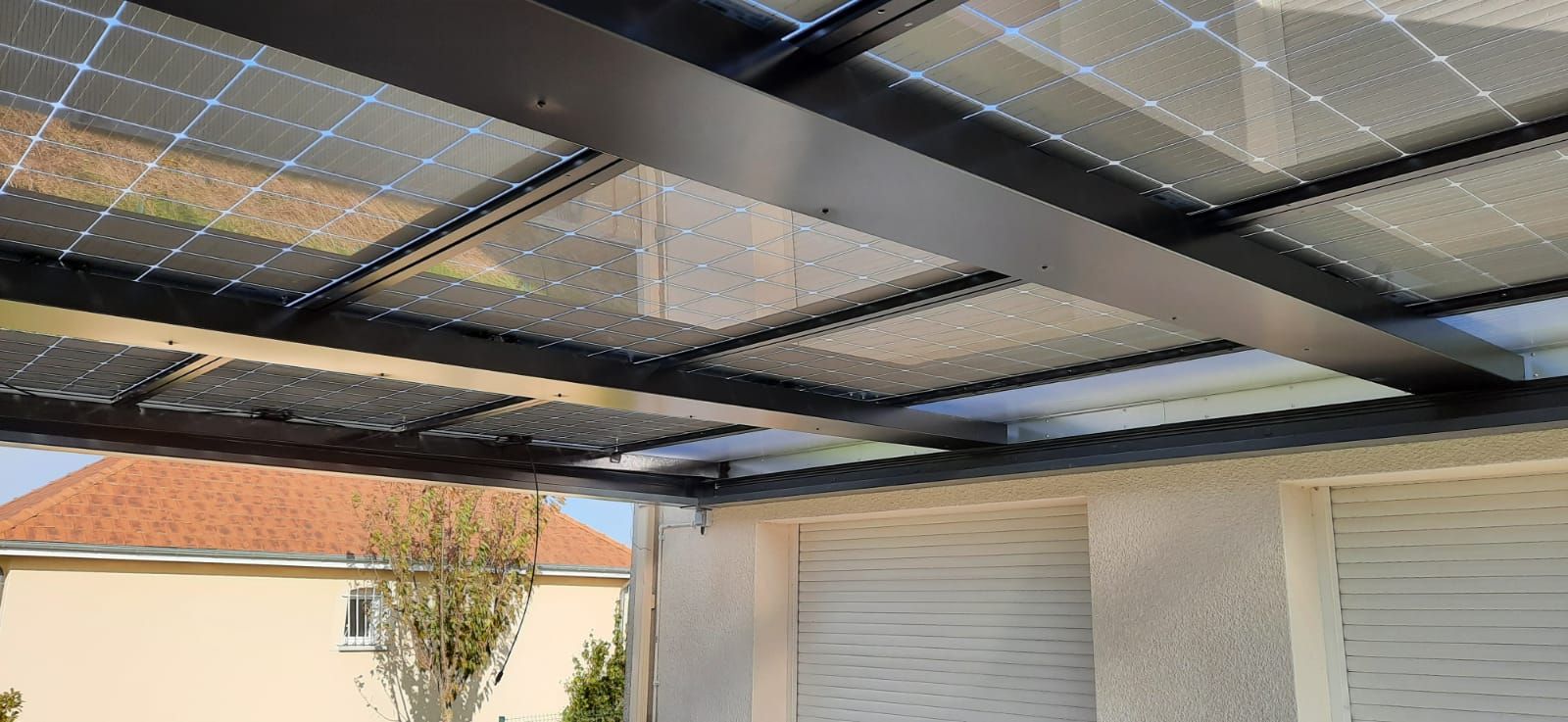 Panneau posé sur un caport, vu de dessous