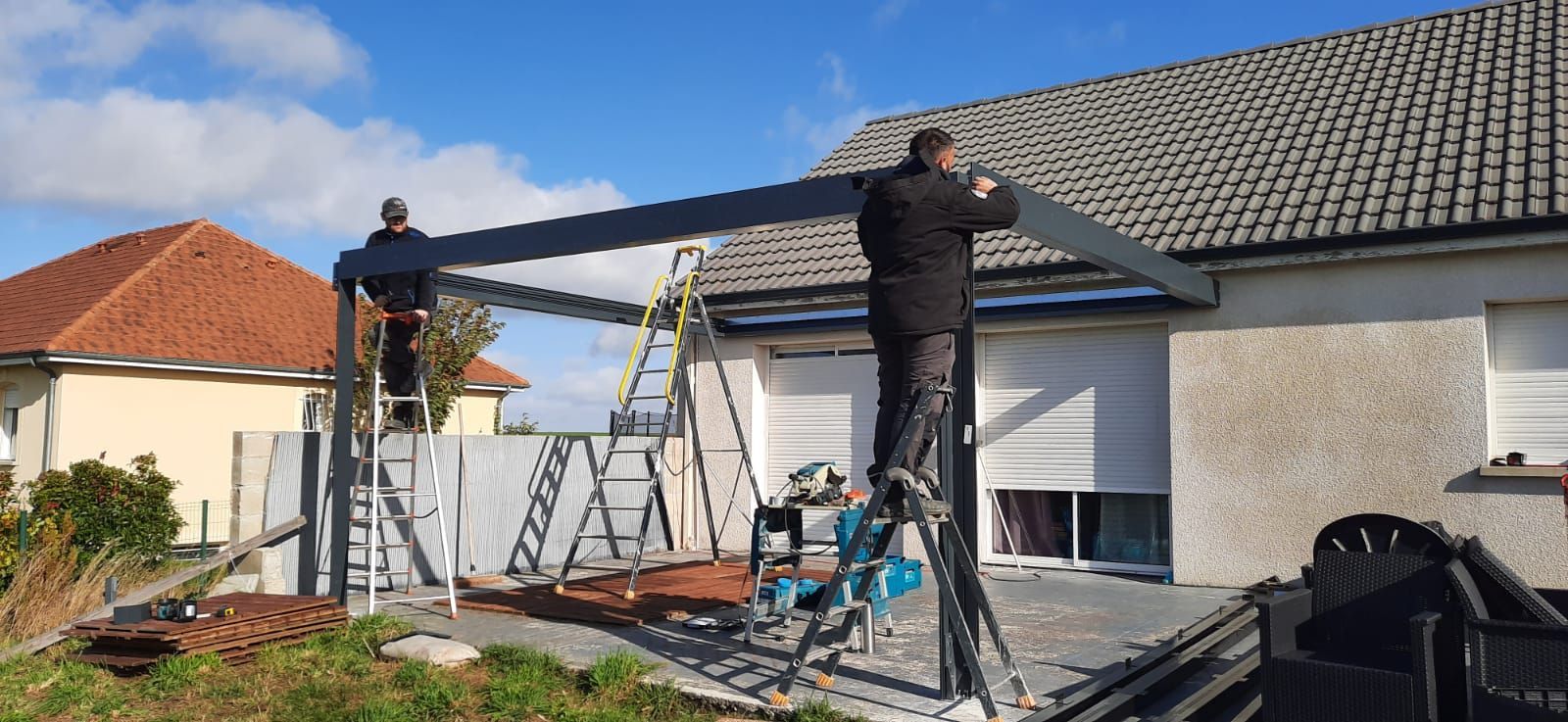 Professionnel en train de poser un panneau