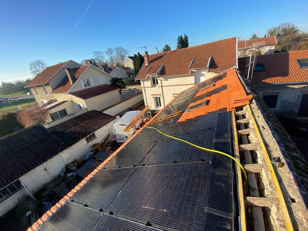 Panneaux encastrés dans une toiture en tuiles plates