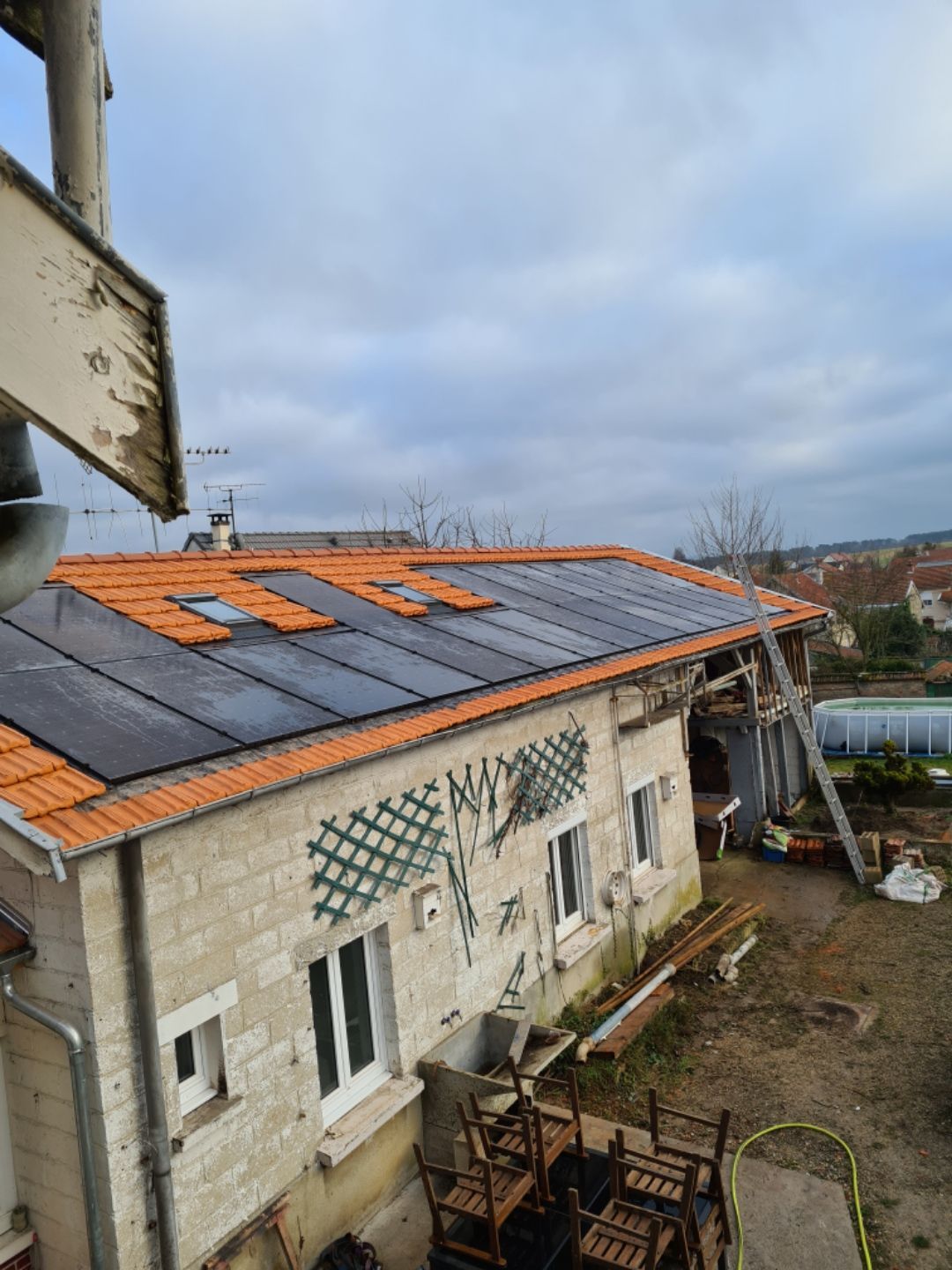 Panneaux intégrés au bâti sur une toiture en tuiles