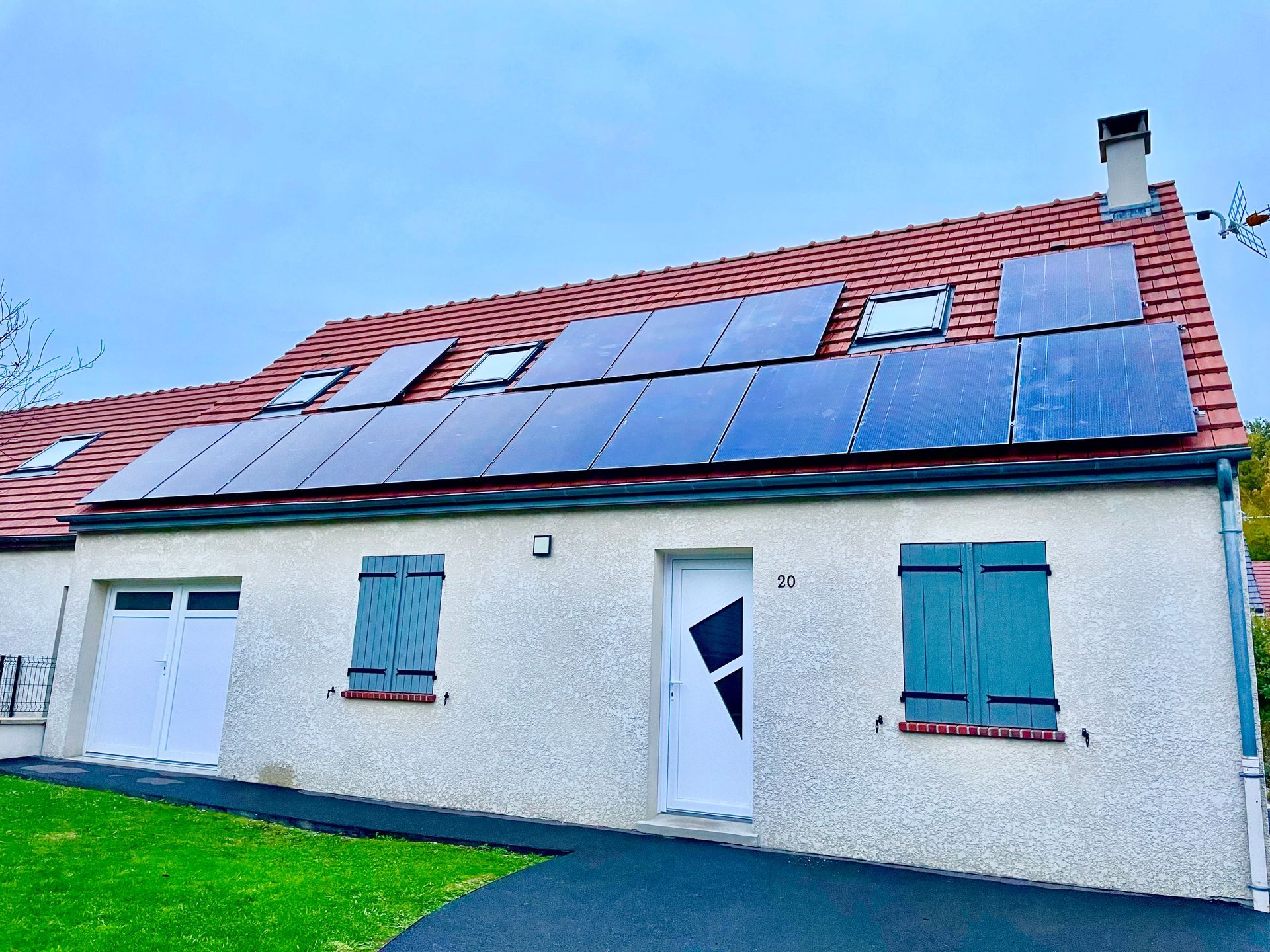 Surimposition de panneaux solaires sur toiture tuiles