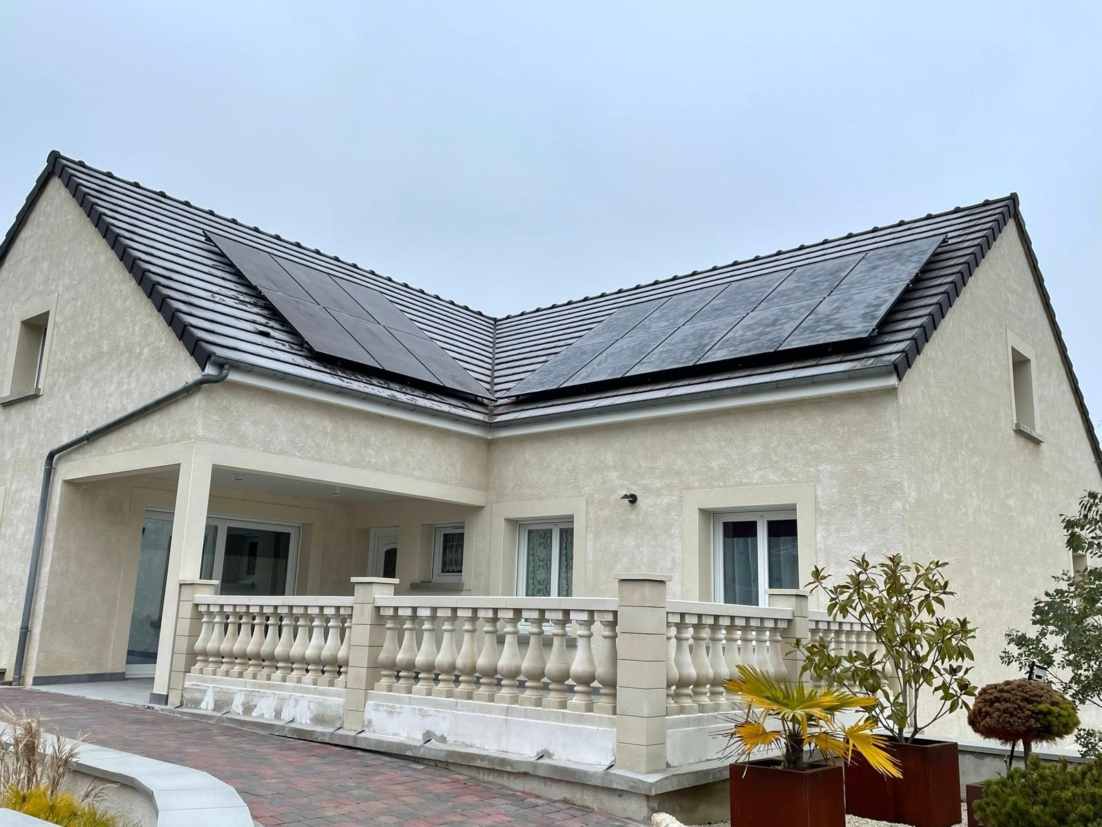 Pose de panneaux en surimposition sur deux pans de toiture