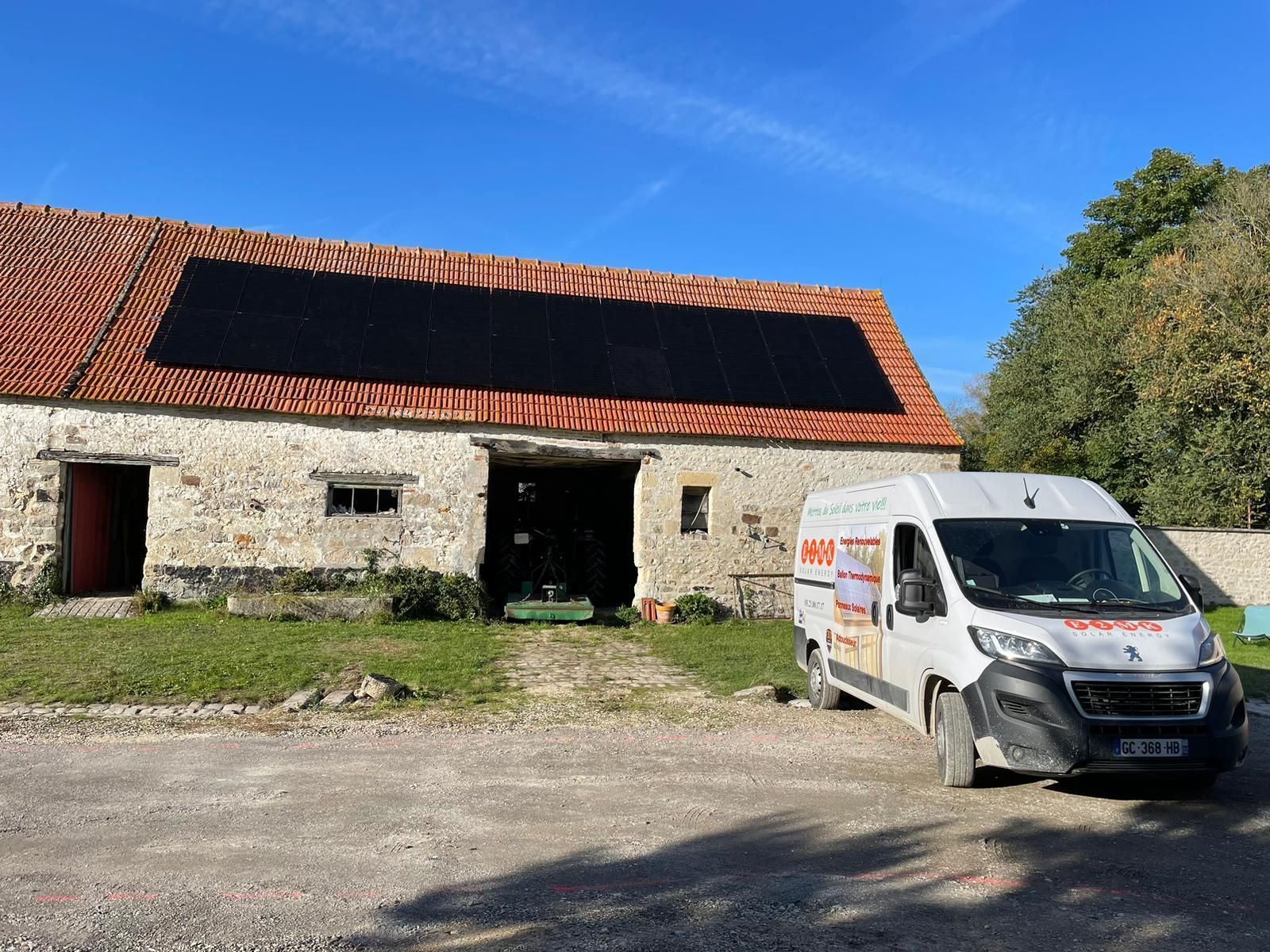 Surimposition de panneaux solaires sur tuiles