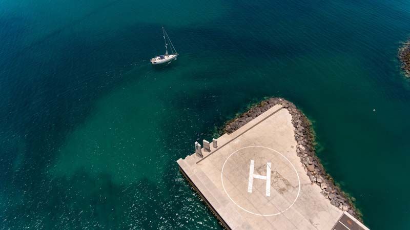 Una vista aérea de una plataforma de aterrizaje para helicópteros en medio del océano.