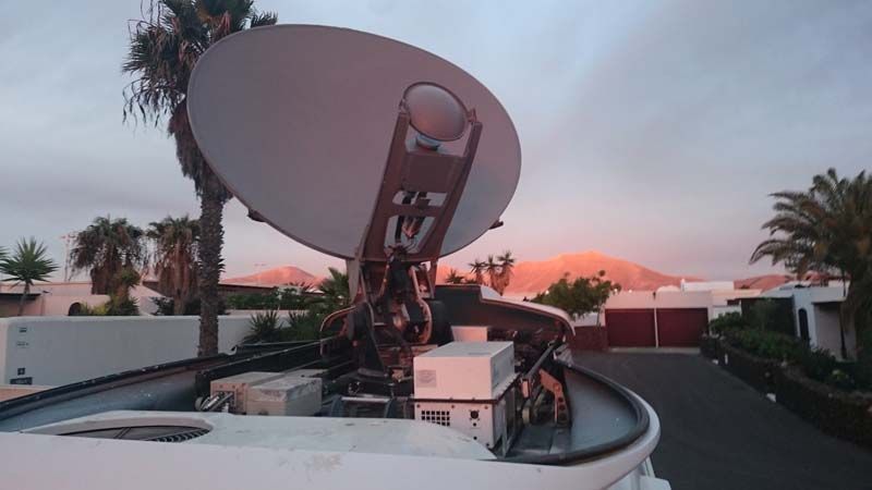 Una antena parabólica con las letras lv