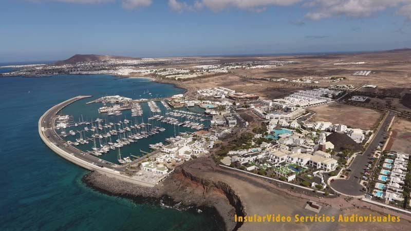 Una vista aérea de un puerto deportivo con barcos atracados en él.