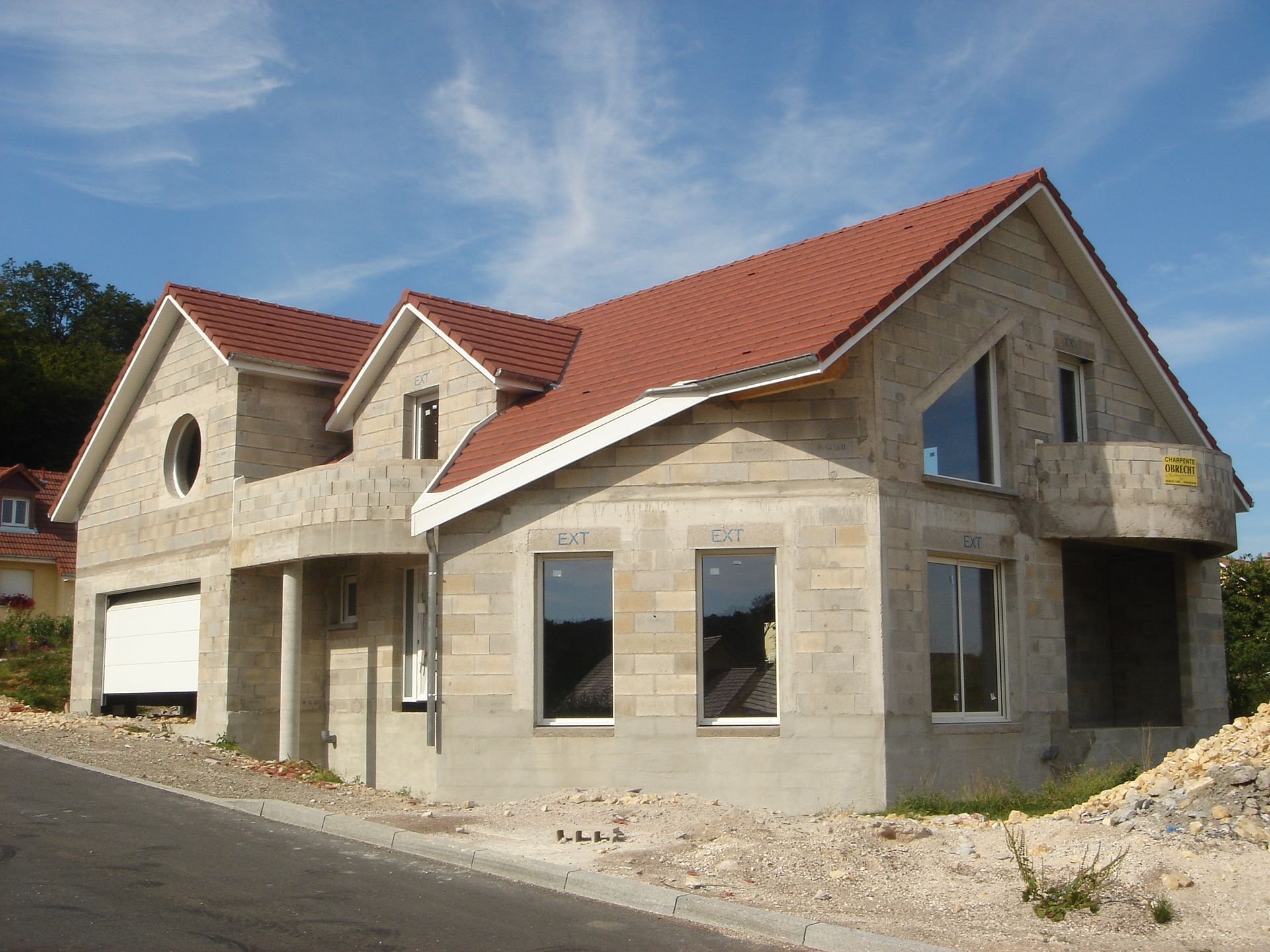 Maison en construction avec toiture