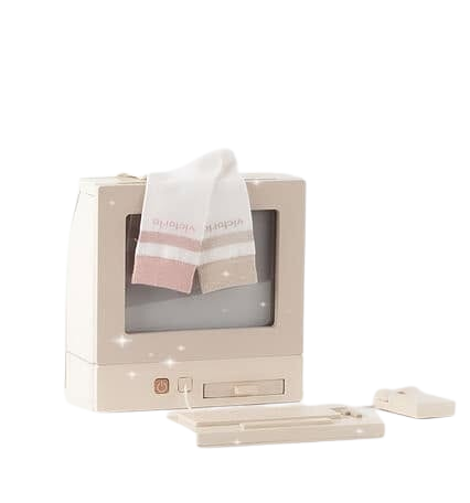 Ordinateur beige minimaliste avec des chaussettes pastel douces posées sur l'écran, sur fond blanc.