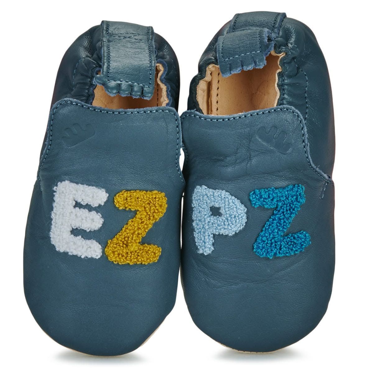 Paire de chaussures bleues pour bébé avec les lettres brodées colorées E, Z, P, Z sur le bout des orteils.