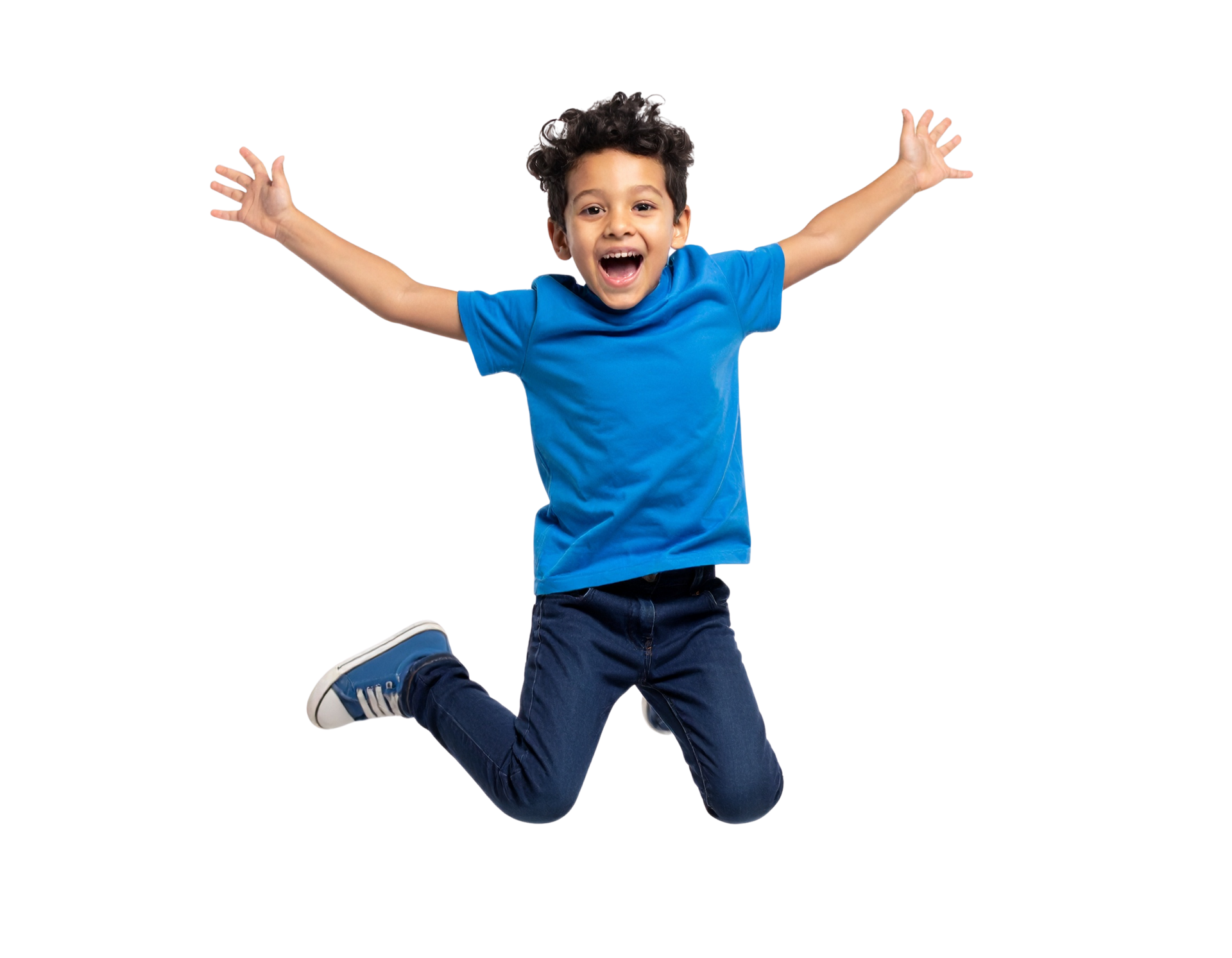 Jeune garçon souriant en chemise bleue sautant les bras levés sur fond blanc