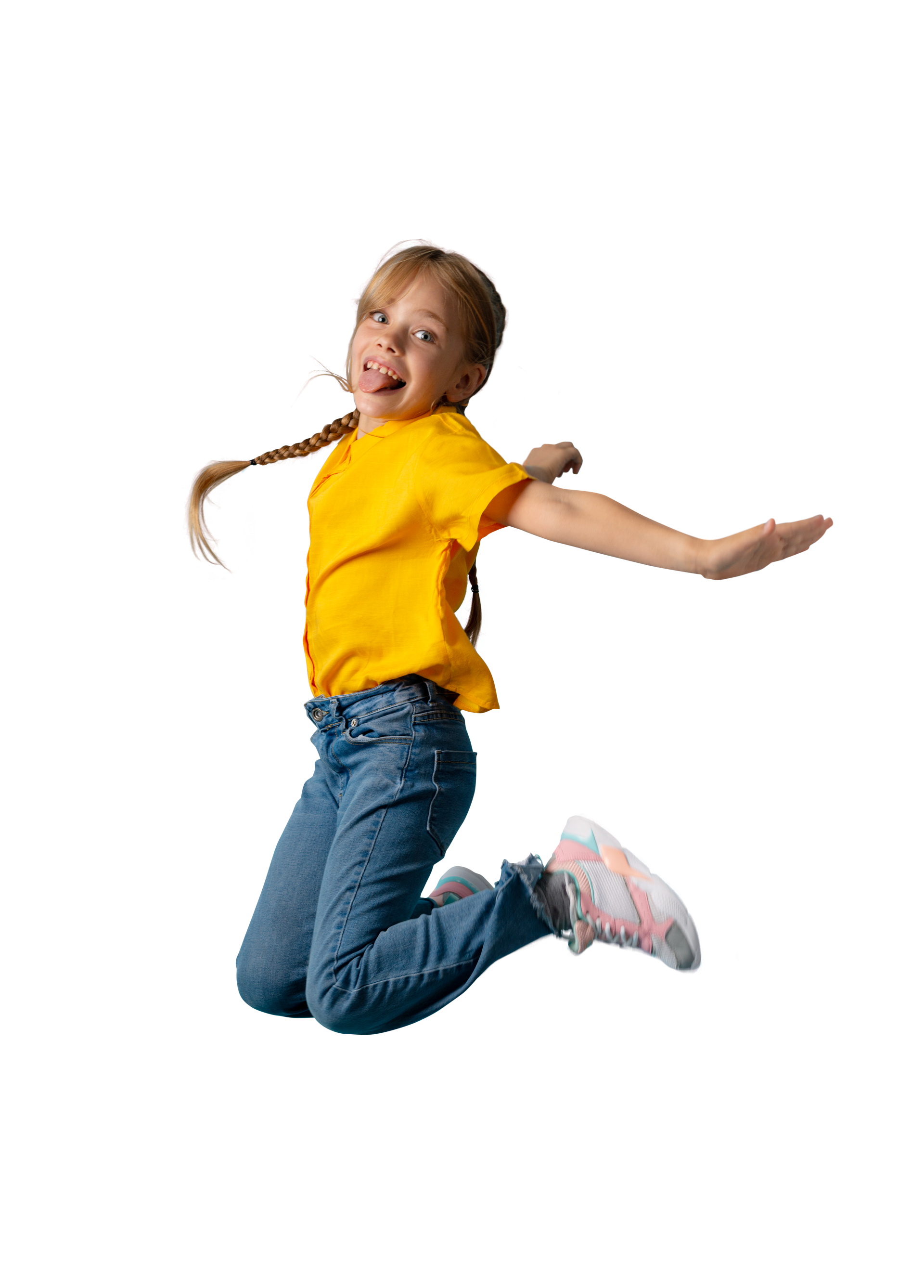 Personne sautant en l'air, vêtue d'un t-shirt jaune et d'un jean bleu, sur fond blanc.