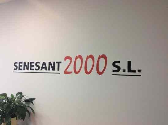 Un cartel en una pared que dice senesent 2000 sl