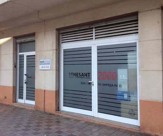 Una tienda con un cartel en la ventana que dice renesante 2000