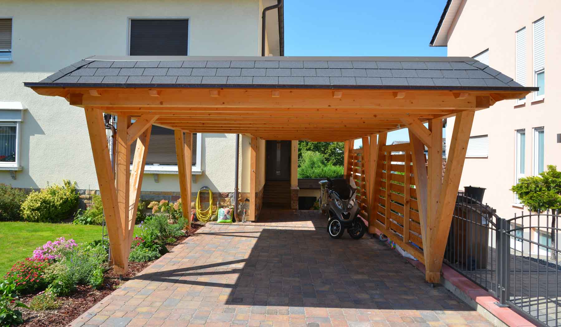 Carport en bois pour protéger les voitures de toute intempérie