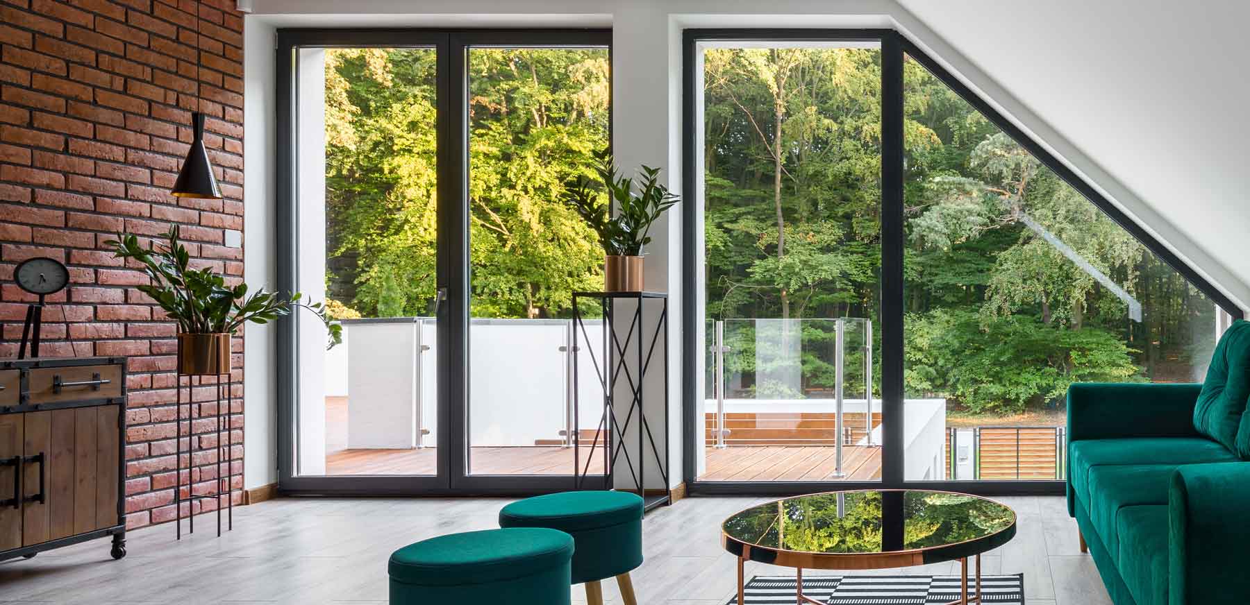 Salon d'une maison avec fenêtre en aluminium