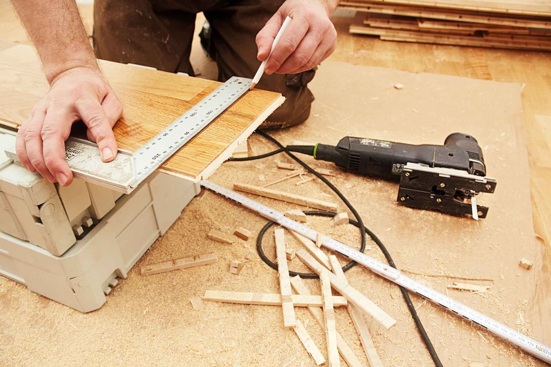 Découpe  d'un parquet imitation bois par un technicien