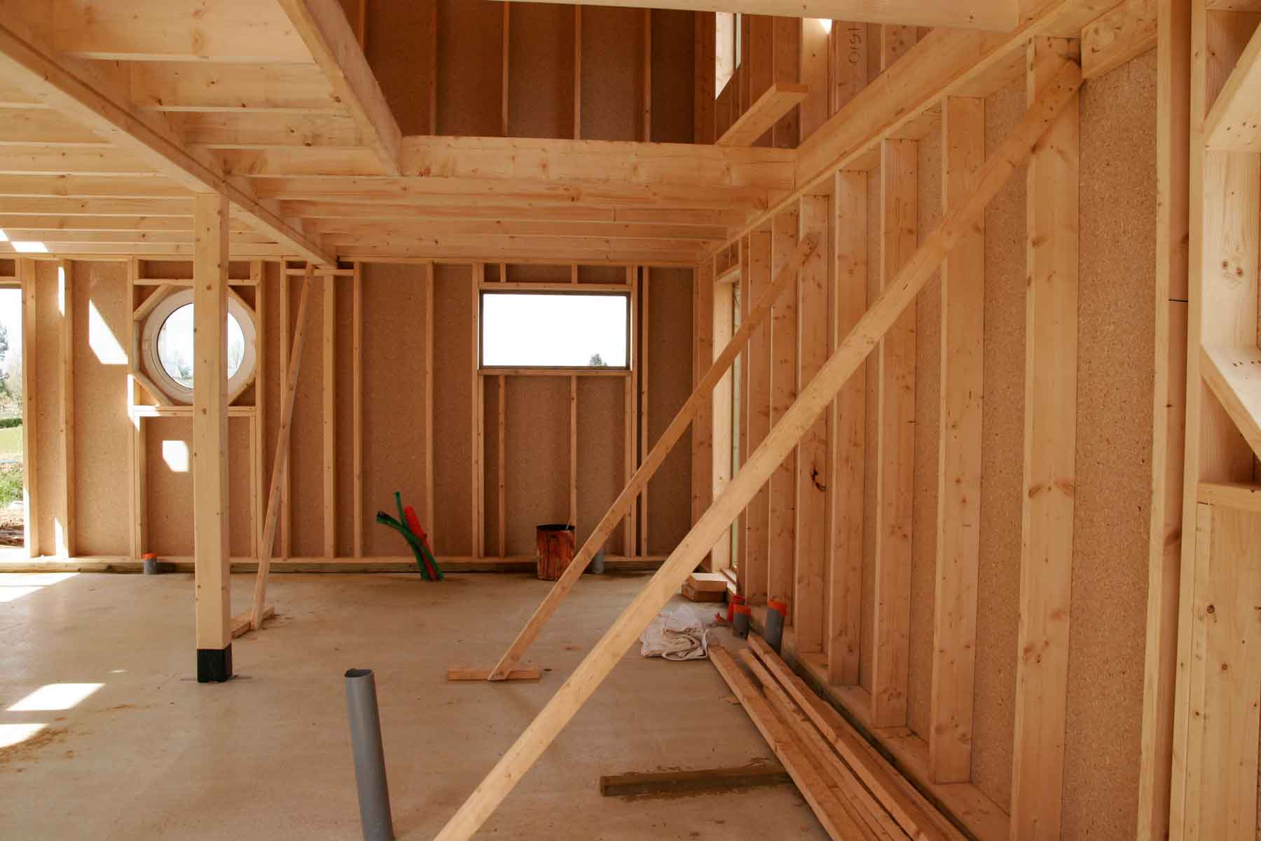Intérieur d'une maison avec ossature en bois