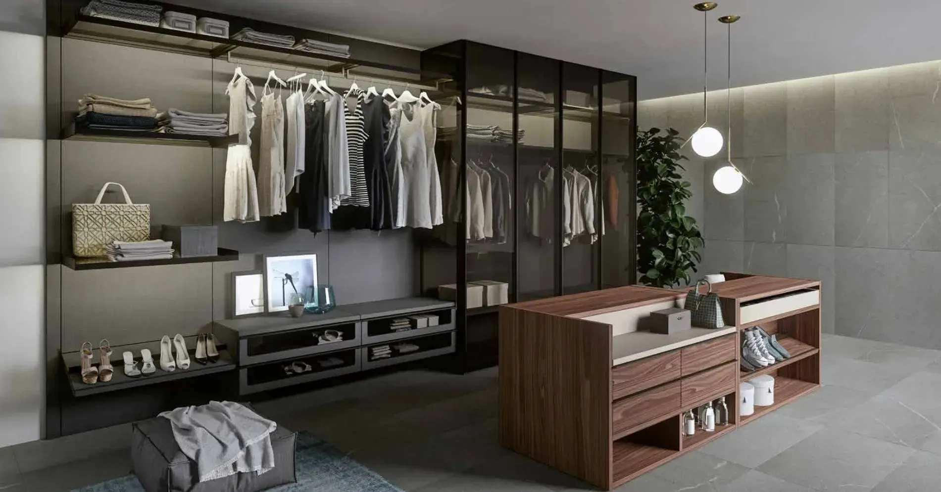 Un vestidor con ropa colgada en la pared y una cómoda.