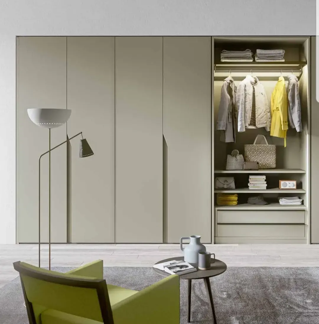 Una sala de estar con una silla, una mesa y una lámpara.