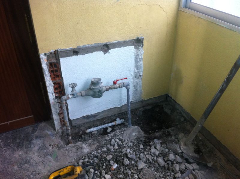 Se está instalando un grifo en un agujero en la pared.