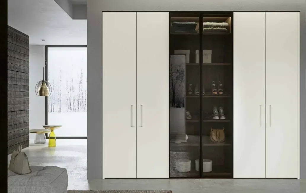 Un dormitorio con un gran armario con puertas de cristal.