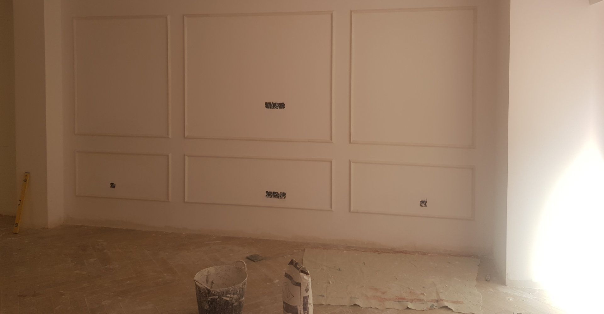 Hay un bote de basura en el medio de la habitación.