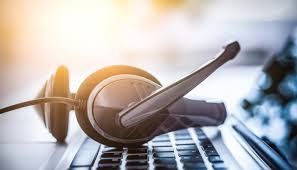 Person im Rollstuhl benutzt Behindertenfahrdienst