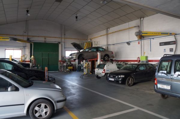 Una fila de coches están aparcados dentro de un garaje.