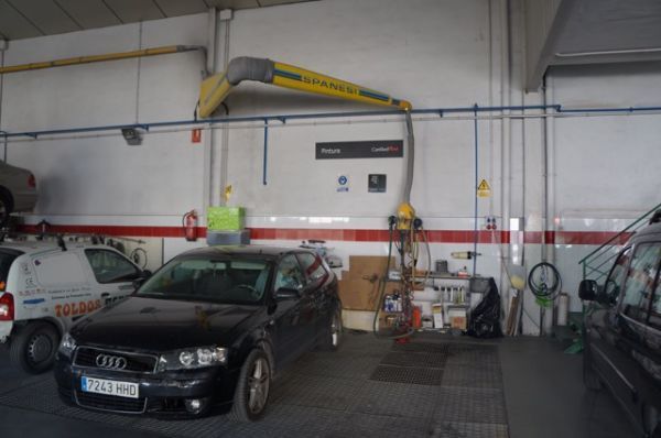 Un coche Audi negro está aparcado en un garaje.