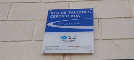 Un cartel en una pared de ladrillos que dice red de talleres certificados