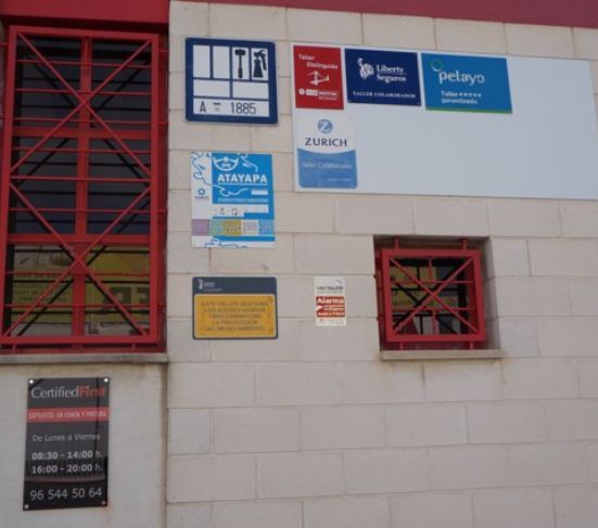 Un edificio con muchos carteles, incluido uno que dice Zúrich.