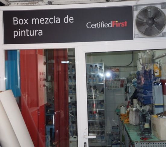 Un cartel que dice caja mezcla de pintura.