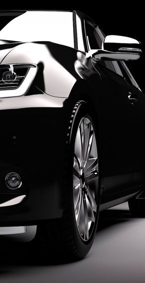 Un primer plano de un coche negro sobre un fondo negro.