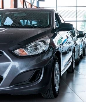 Una fila de coches están aparcados en una sala de exposición.