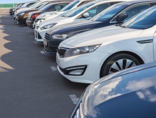 Una fila de coches están estacionados en un estacionamiento.