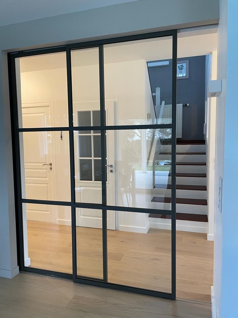 Porte coulissante verrière qui sépare deux pièces