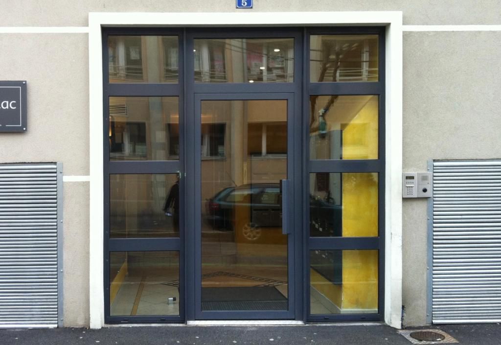 Porte vitrée avec encadrement en métal