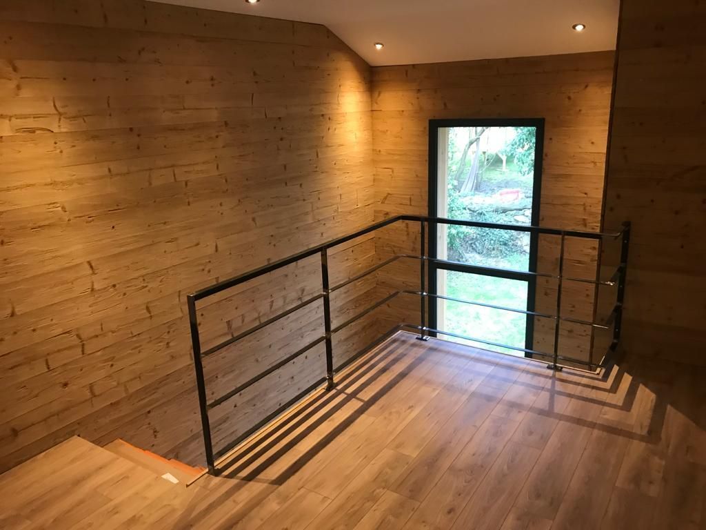 Garde corps en haut d'un escalier d'une maison en bois