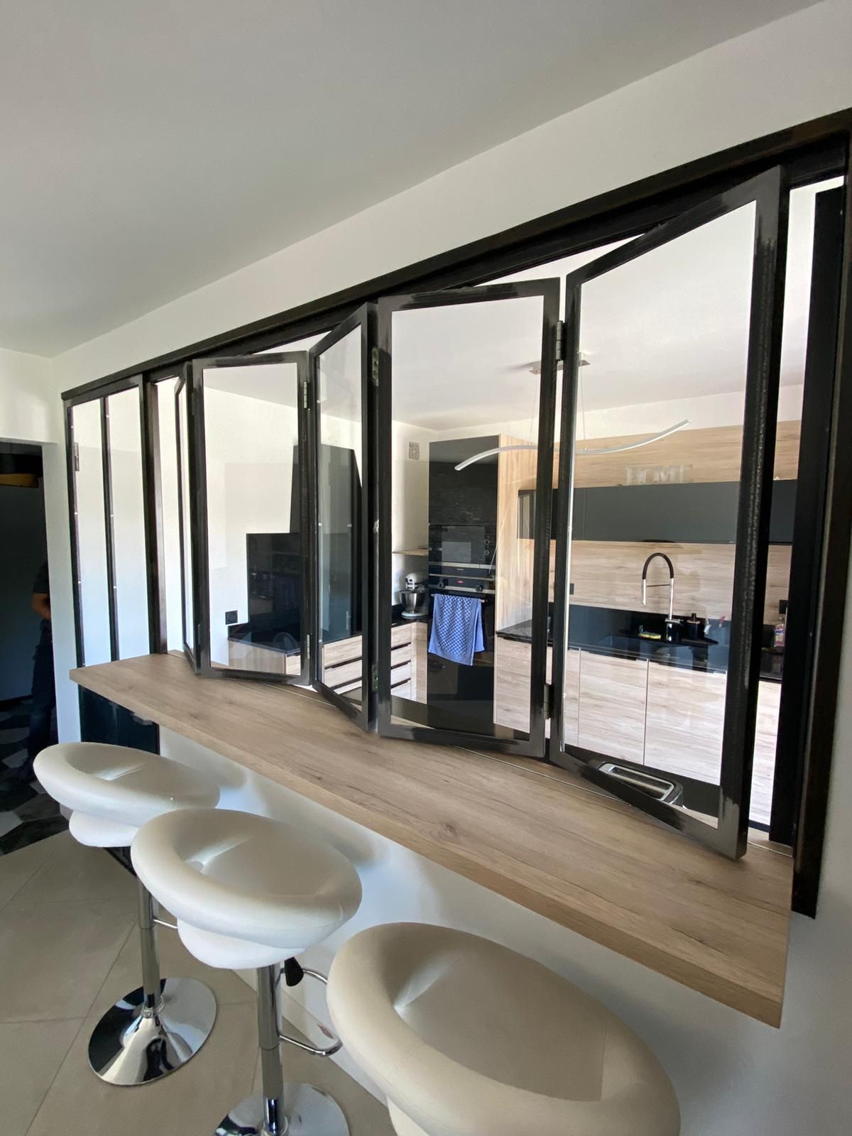 Portes battante de verrières séparant la cuisine d'une autre pièce