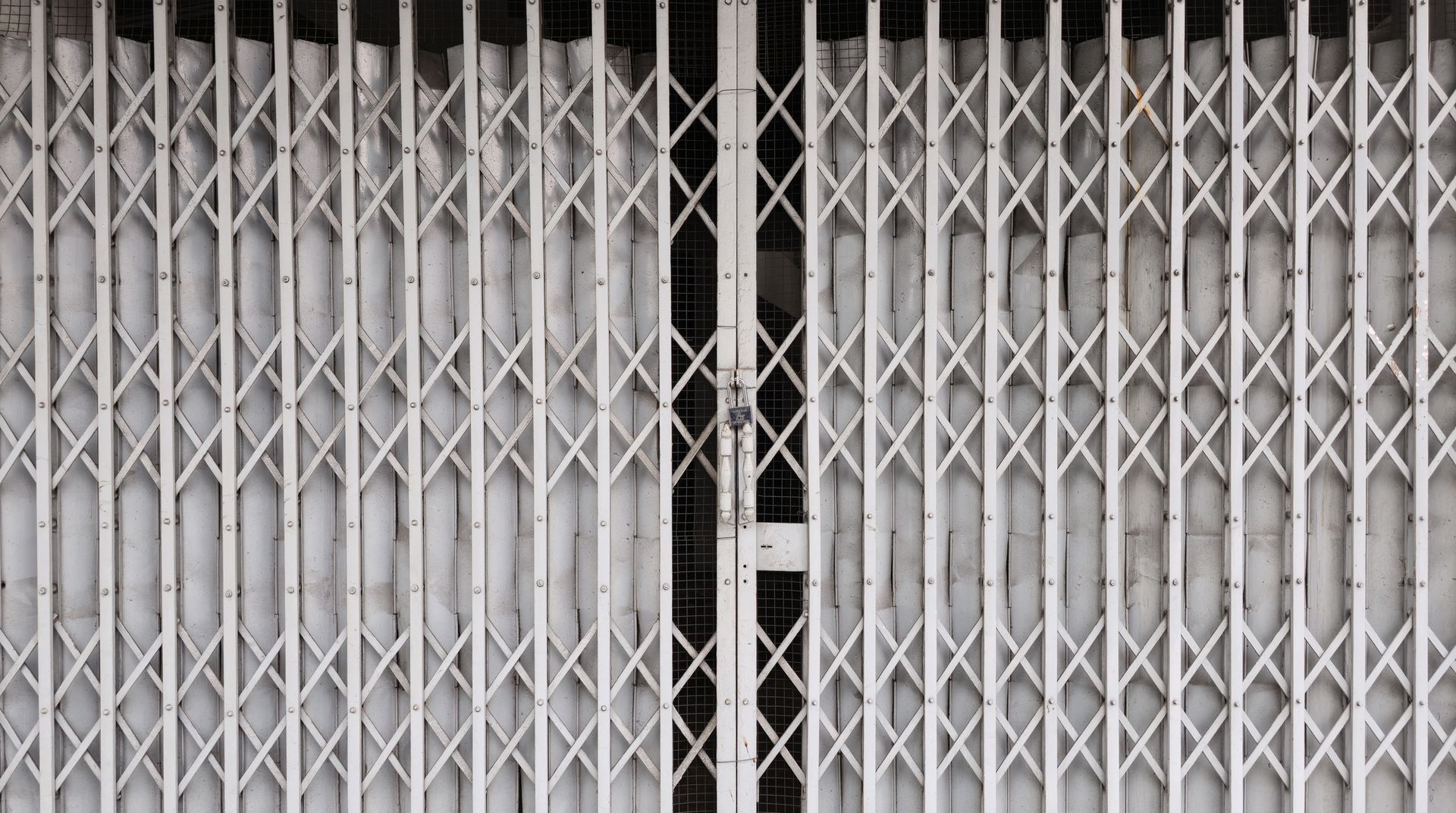 Grille de sécurité extensible devant une vitrine