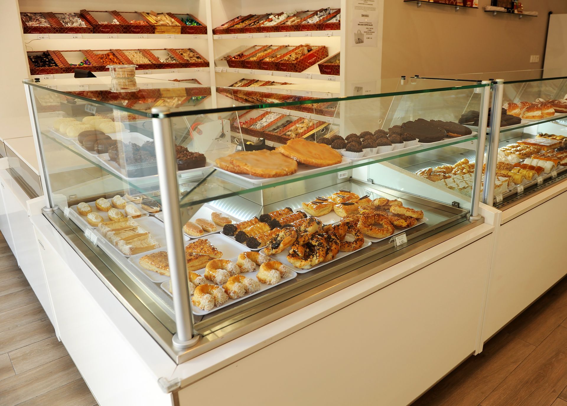 Comptoir d'une pâtisserie aux présentoirs en verre