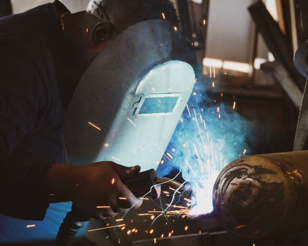 Homme avec un casque de protection entrain de souder