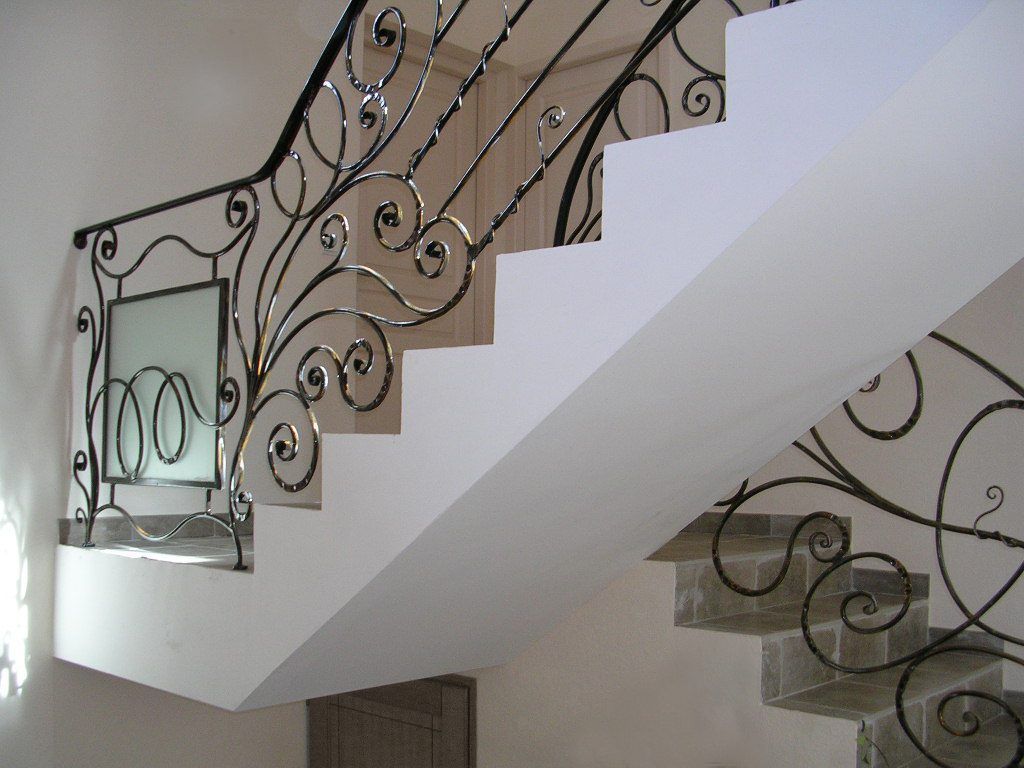 Femme qui ouvre le rideau métallique de son magasin