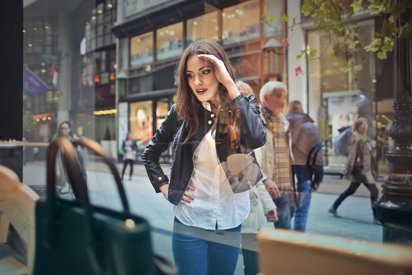 Femme qui regarde à l'intérieur d'une vitrine