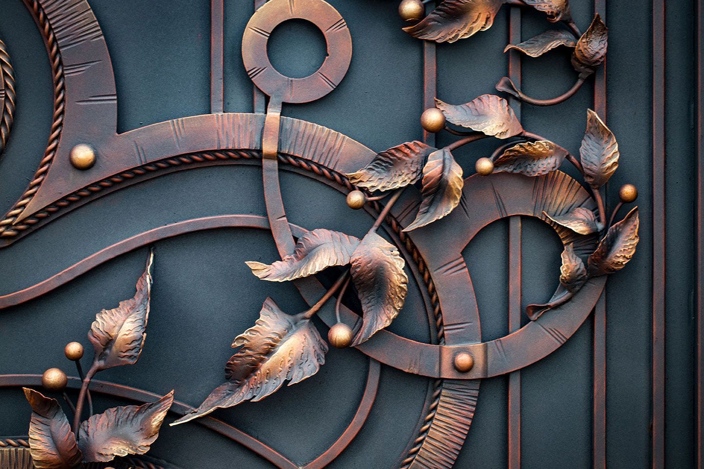 Ferronnerie sur une porte