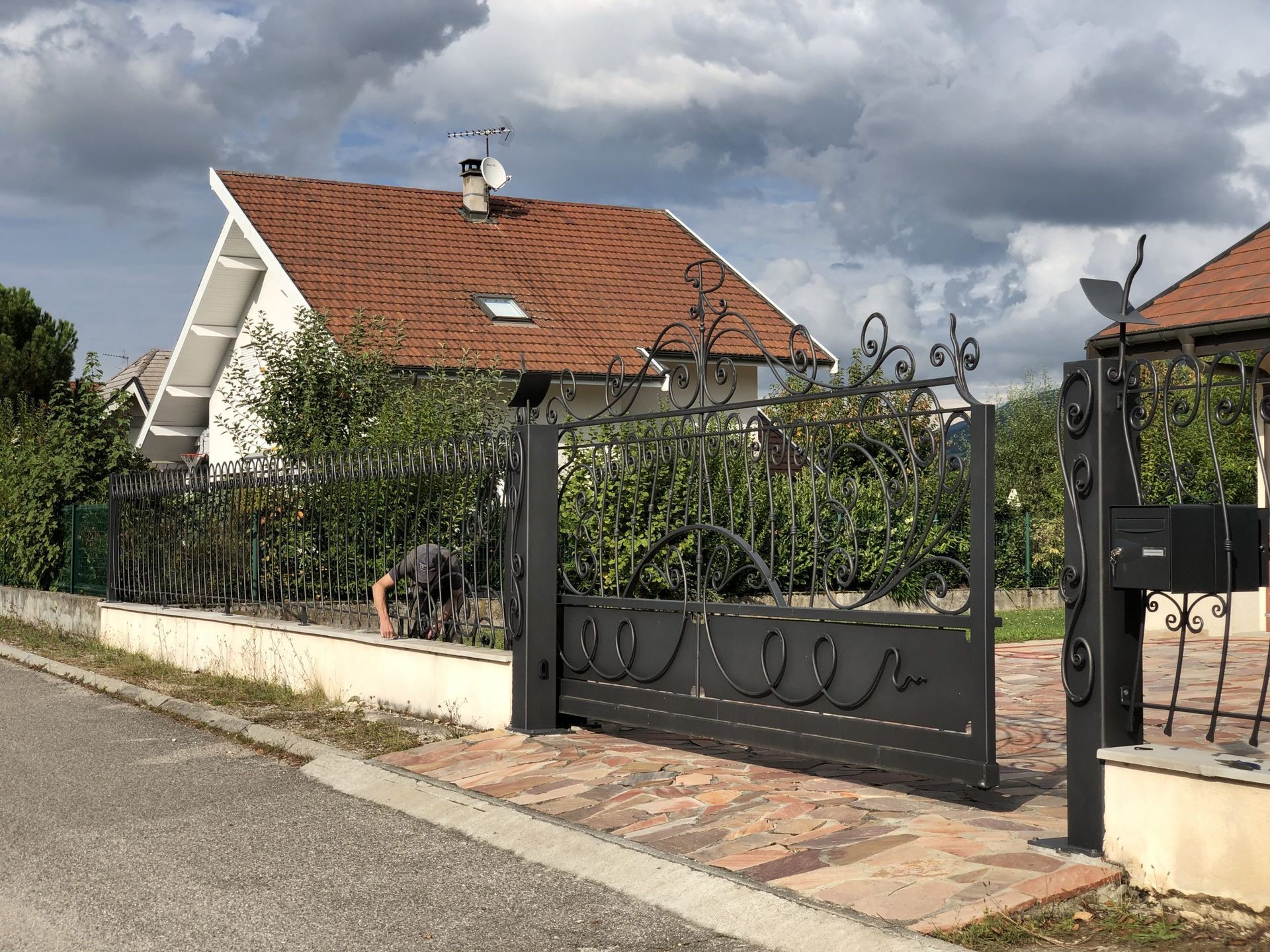 Portail et haute clôture en fer forgé d'une habitation