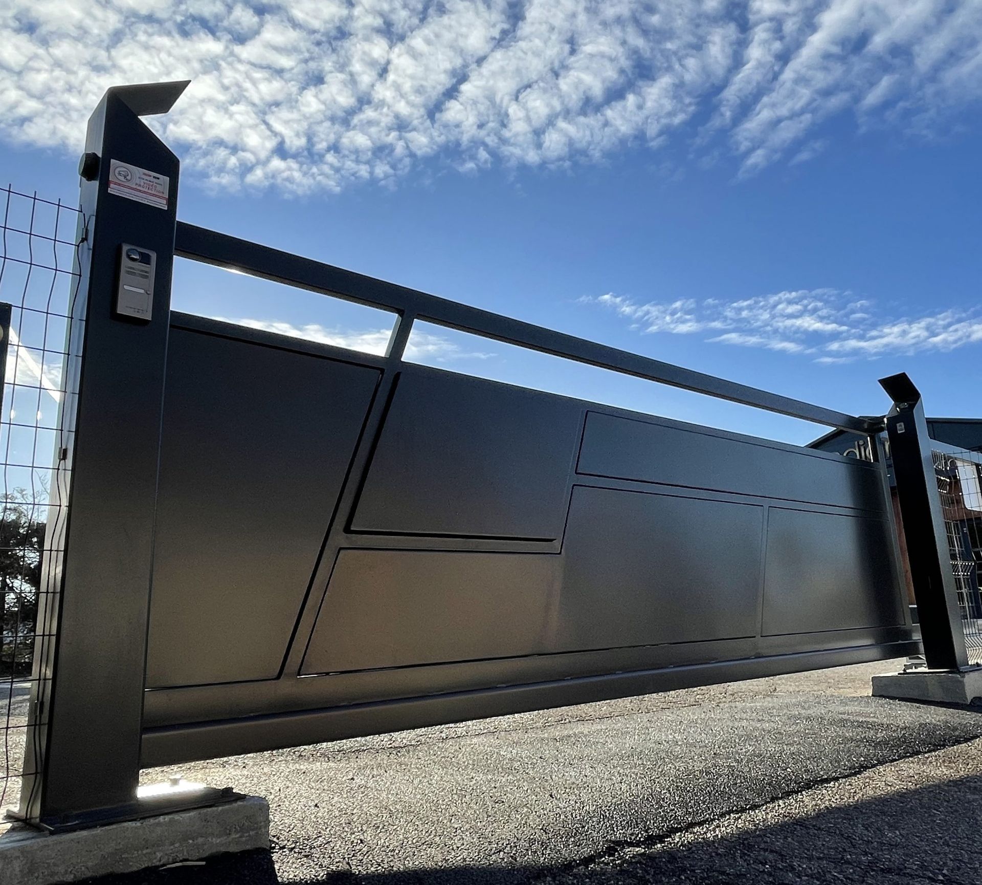 Grand portail noir anthracite fermé