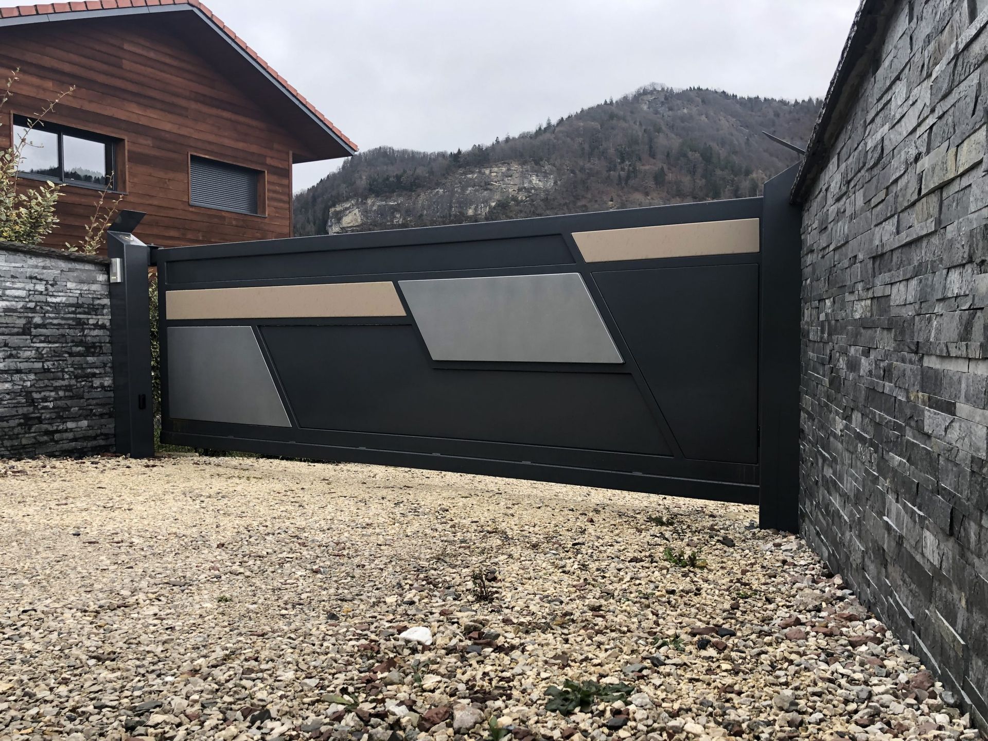 Portail en acier devant une résidence