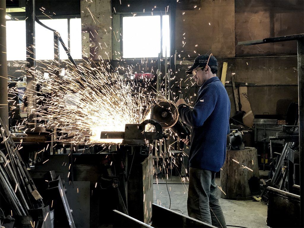 Artisan qui disque de la ferraille