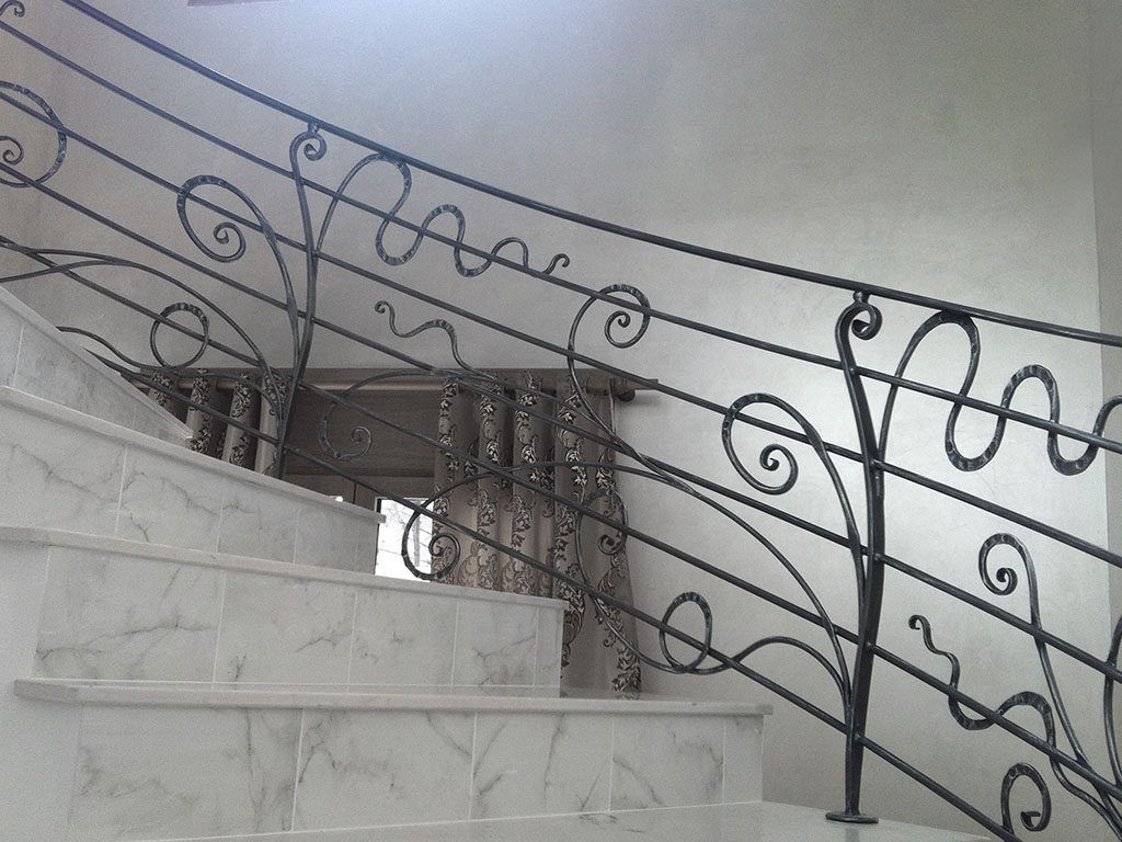 Rembarque d'escalier en forme de serpent en ferraille